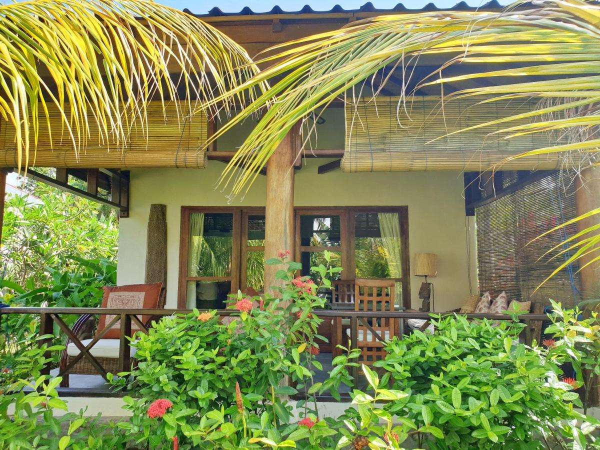 Waiara Village Guesthouse Maumere Exteriör bild